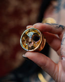 Ein Paar metallbeschichtete Catskull Mask Tunnels