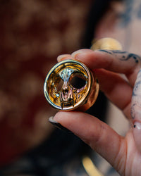 Ein Paar metallbeschichtete Catskull Mask Tunnels