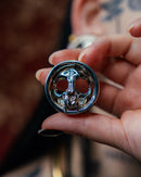 Ein Paar metallbeschichtete Catskull Mask Tunnels