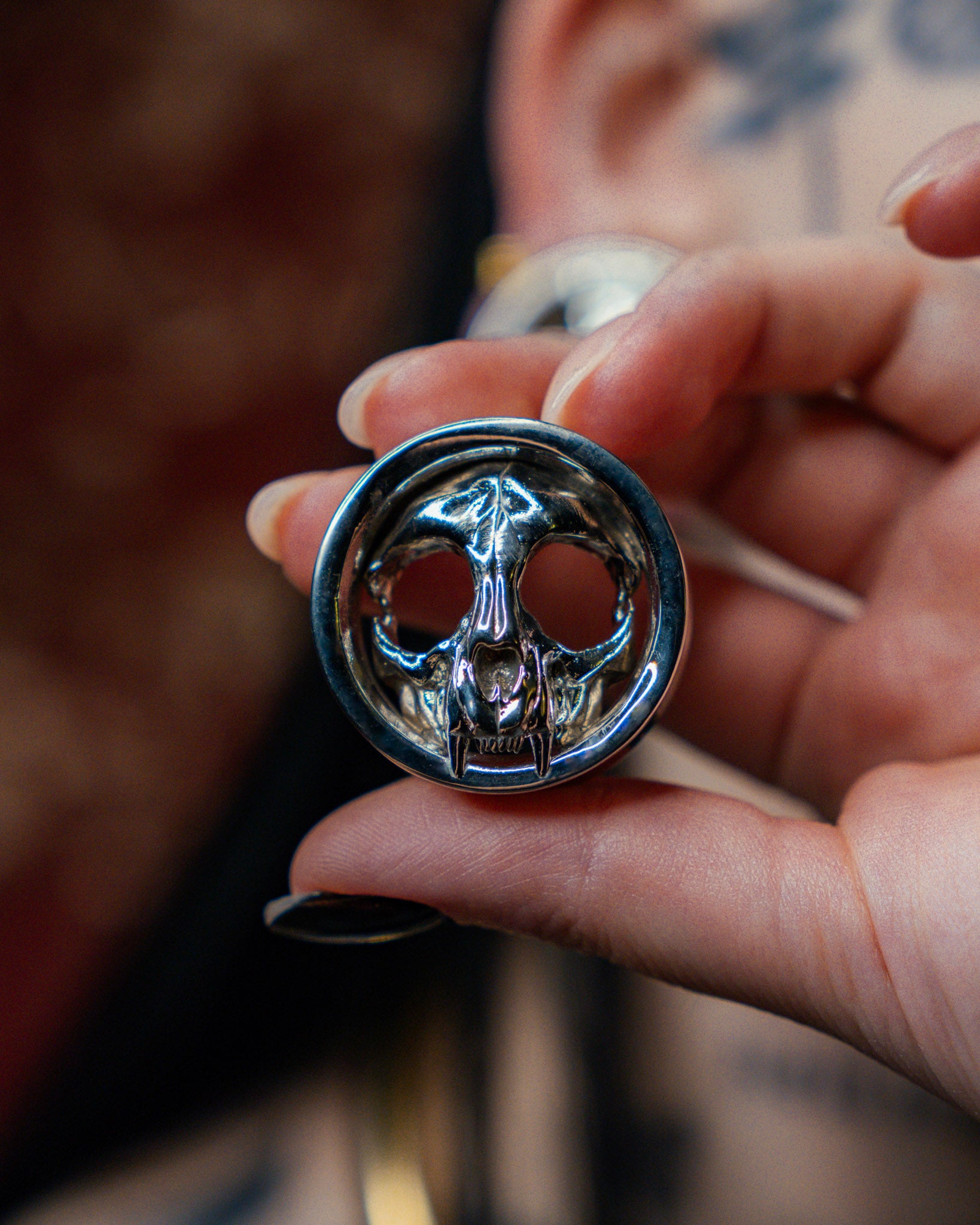 Ein Paar metallbeschichtete Catskull Mask Tunnels
