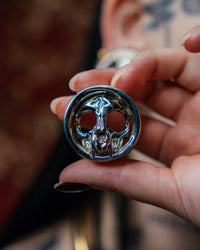 Ein Paar metallbeschichtete Catskull Mask Tunnels
